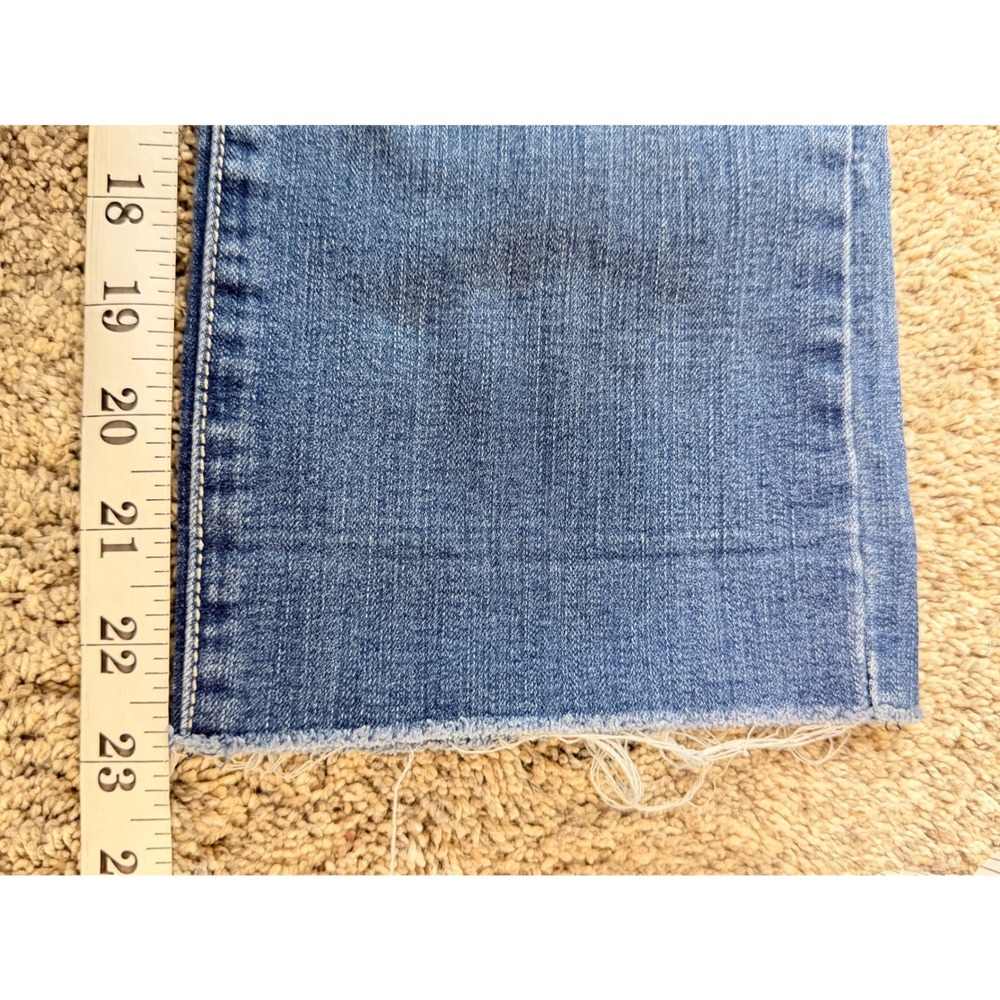 Jennifer Lopez JLO Women's Medium Wash Frayed Raw Hem Denim Capri Jeans Size 10 - Picture 6 of 7